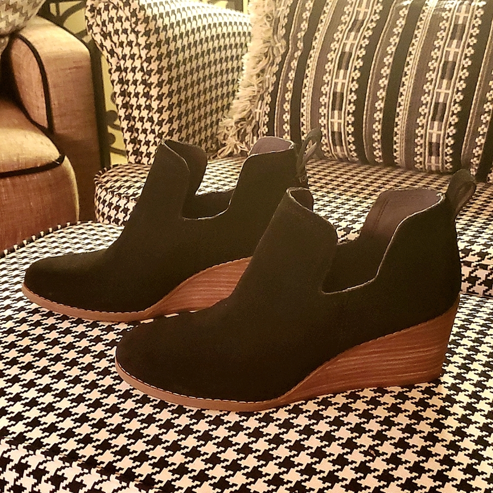 TOMS black suede wedged ankle boot, size 7.5, like new!